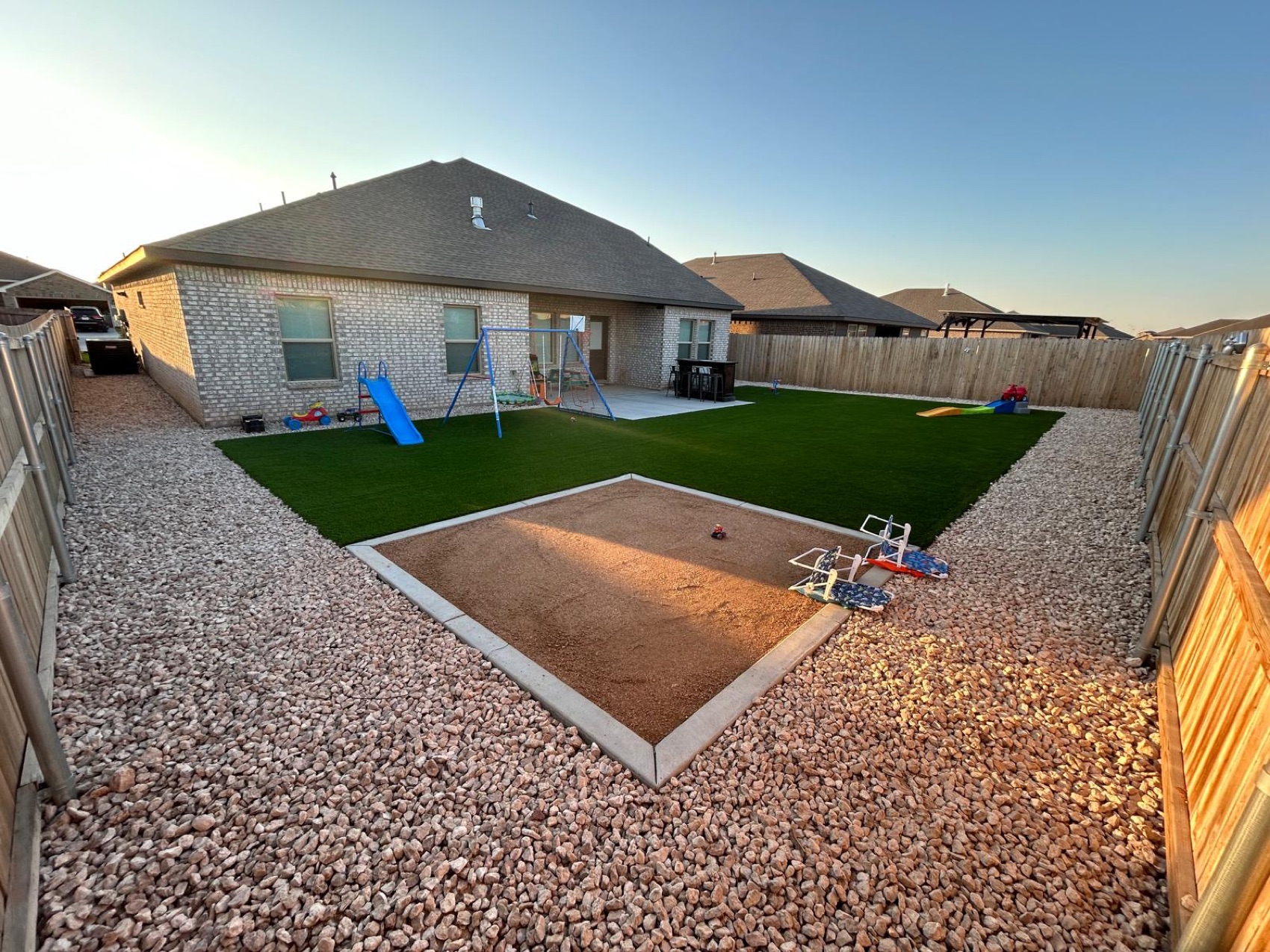 Proyecto de patio con área de juegos